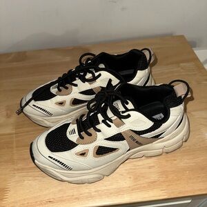 Steve Madden Black and Cream Athletic Shoes